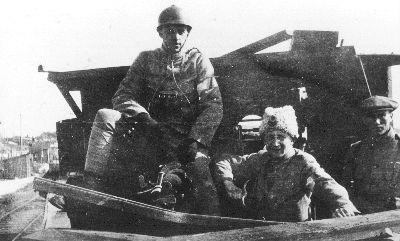 Ruotsalaisia vapaaehtoisia Lemp��l�n rautatieasemalla