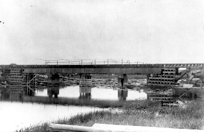 Tarpianjoen r�j�ytetty rautatiesilta Viialassa