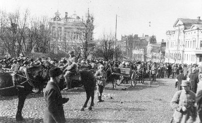 Tampereen valtauksen j�lkeen vangittuja punaisia kaupungin torilla