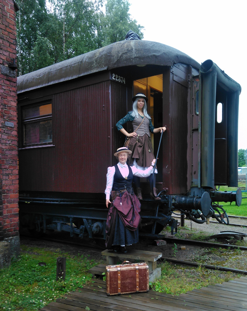Steampunk-lookia Veturimuseon EFi-vaunun ovella.