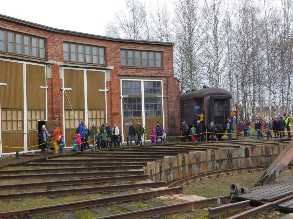 Haapamäen Museoveturiyhdistys ry:n museojunan matkustajia Veturimuseolla.