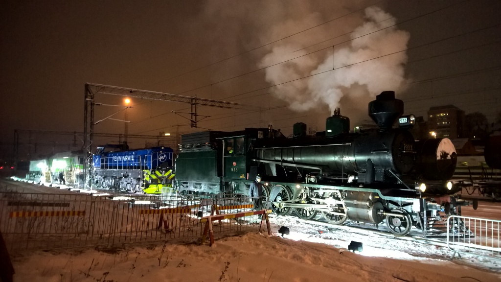 Tv1 nro 933 Rata 2016 -näyttelyssä takanaan Fenniarail Oy:n Dr18-dieselveturi.
