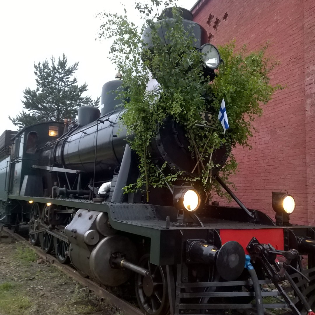Jumbo valmistautuu juhlapäivään varhain 25.6.2016 aamulla.