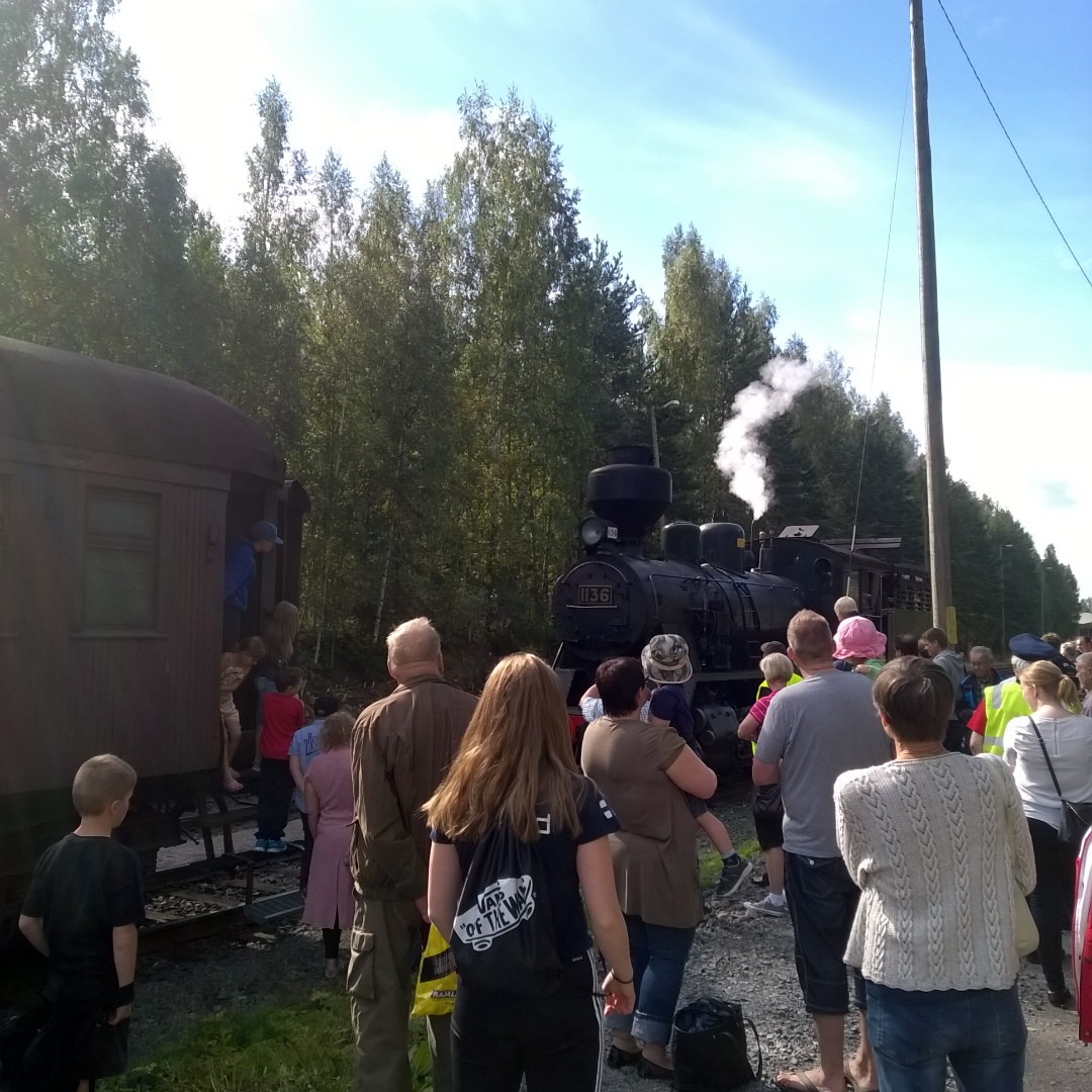 Museojunayleisöä Valkeakosken rautatieasemalla.